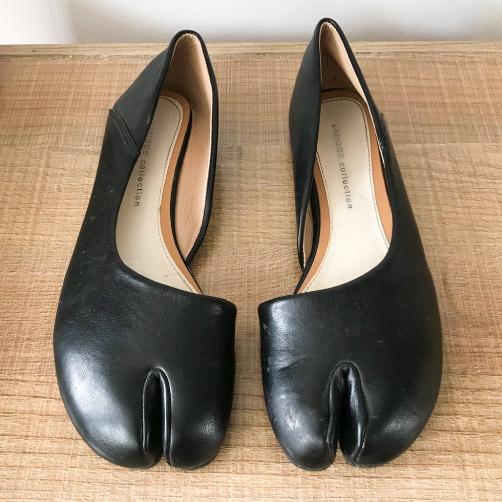 SPLIT TOE FLATS
